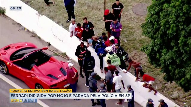 MC IG é parado pela polícia dirigindo Ferrari em 'zig zag' sem CNH
