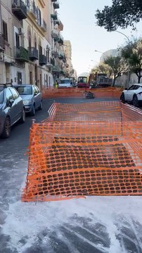 Cede il manto stradale di via Sadat a Palermo strada chiusa per lavori
