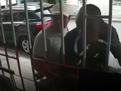 Graban cuando sujetos llegan a farmacia a extorsionar