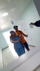 VIDEO: Padre desesperado por su hijo enfermo tomó como rehén a una doctora