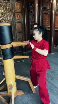 Huangyan martial arts - 小女孩打木桩_招招精准_尽显武侠风范_The little girl hits the wooden stake with precise moves_ showing her martial arts
