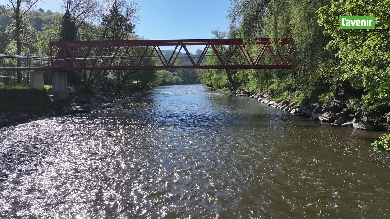 L'église au milieu du village : Fairon