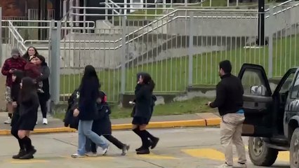 Una ESCUELA EVACUADA en CHILE por el POSIBLE TSUNAMI tras el TERREMOTO en USHUAIA