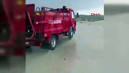 Ankara'da itfaiye aracı sele kapıldı