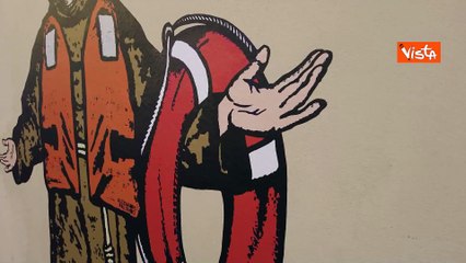 Il murale di Papa Francesco con il salvagente in mano a Milano