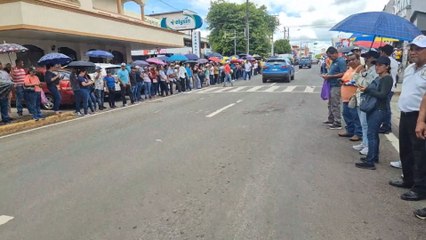 Docentes continúan con huelga y hacen cadena humana