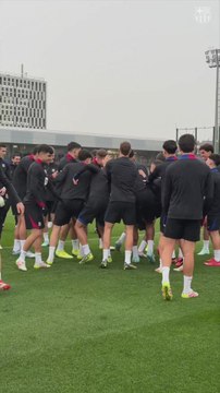 Pasillo a Lamine tras sus 100 partidos con el Barça
