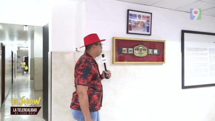 Faja Mundial de Jack Veneno adorna pasillo museo de Color Visión  | El Show del Mediodía