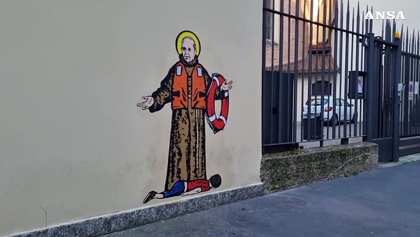 Video Milano, Papa Francesco e il dramma dei migranti nel murale di Palombo