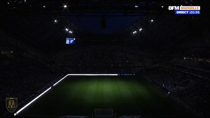 125 ans de l'OM: les lumières s'éteignent au Vélodrome pour l'entrée des joueurs