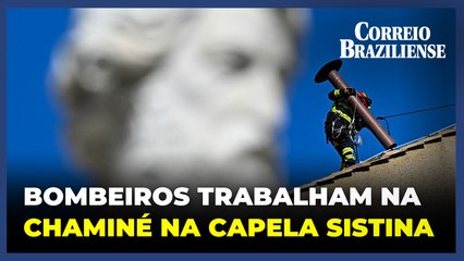 Conclave: bombeiros trabalham na chaminé da Capela Sistina