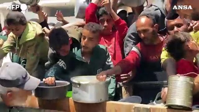 Gaza, ressa per un pasto caldo a Khan Yunis