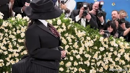 Rihanna di nuovo incinta, lo svela mostrando il pancione al Met Gala