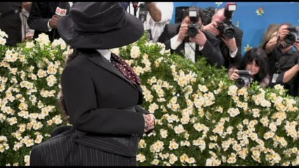 Rihanna di nuovo incinta, lo svela mostrando il pancione al Met Gala