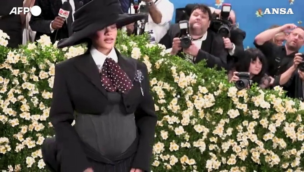Rihanna rivela la sua terza gravidanza alla serata del Met Gala
