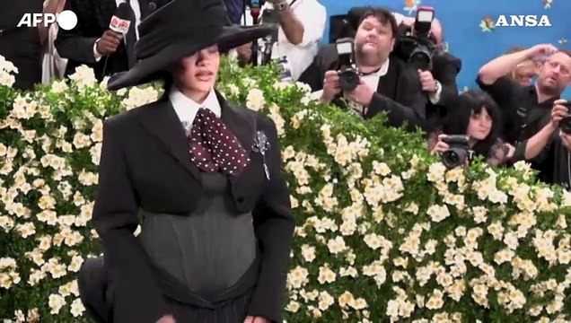 Rihanna rivela la sua terza gravidanza alla serata del Met Gala