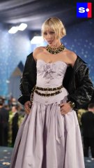 Découvrez le look de la Belge Angèle au Met Gala à New York