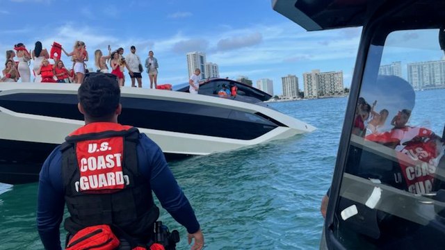 Miami : naufrage d'un yacht de luxe avec 32 influenceurs à bord