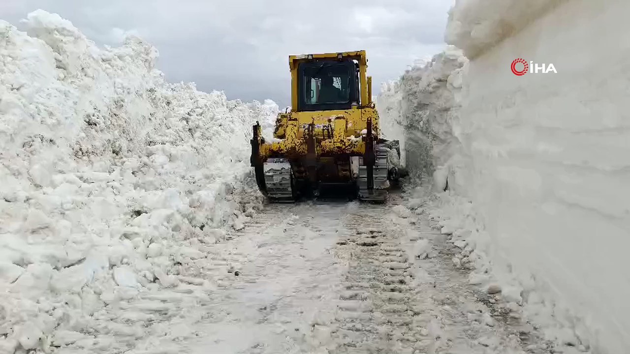 Hakkari'de çekilen fotoğraf! Kar 3 metreyi buldu