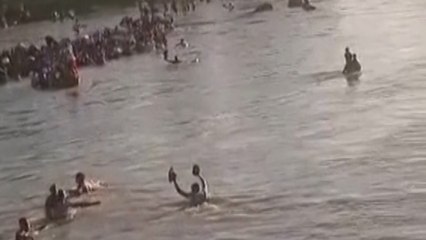 Haitianos huyen de la violencia cruzando un río a nado