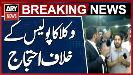 Karachi: Lawyers continue protest against police near Defense Mor