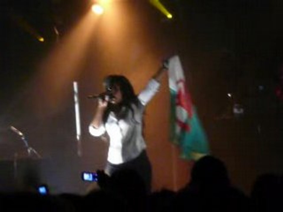 AMEL BENT CHANSON A LA DEMANDE DE SA MAMAN BATACLAN 07 MAI