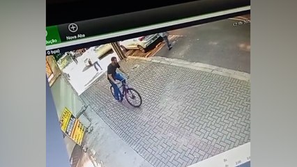 Imagem flagra rapaz furtando bicicleta em mercado da Av. Brasil