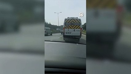Esenyurt'ta okul servis araçlarının tehlikeli manevraları kamerada
