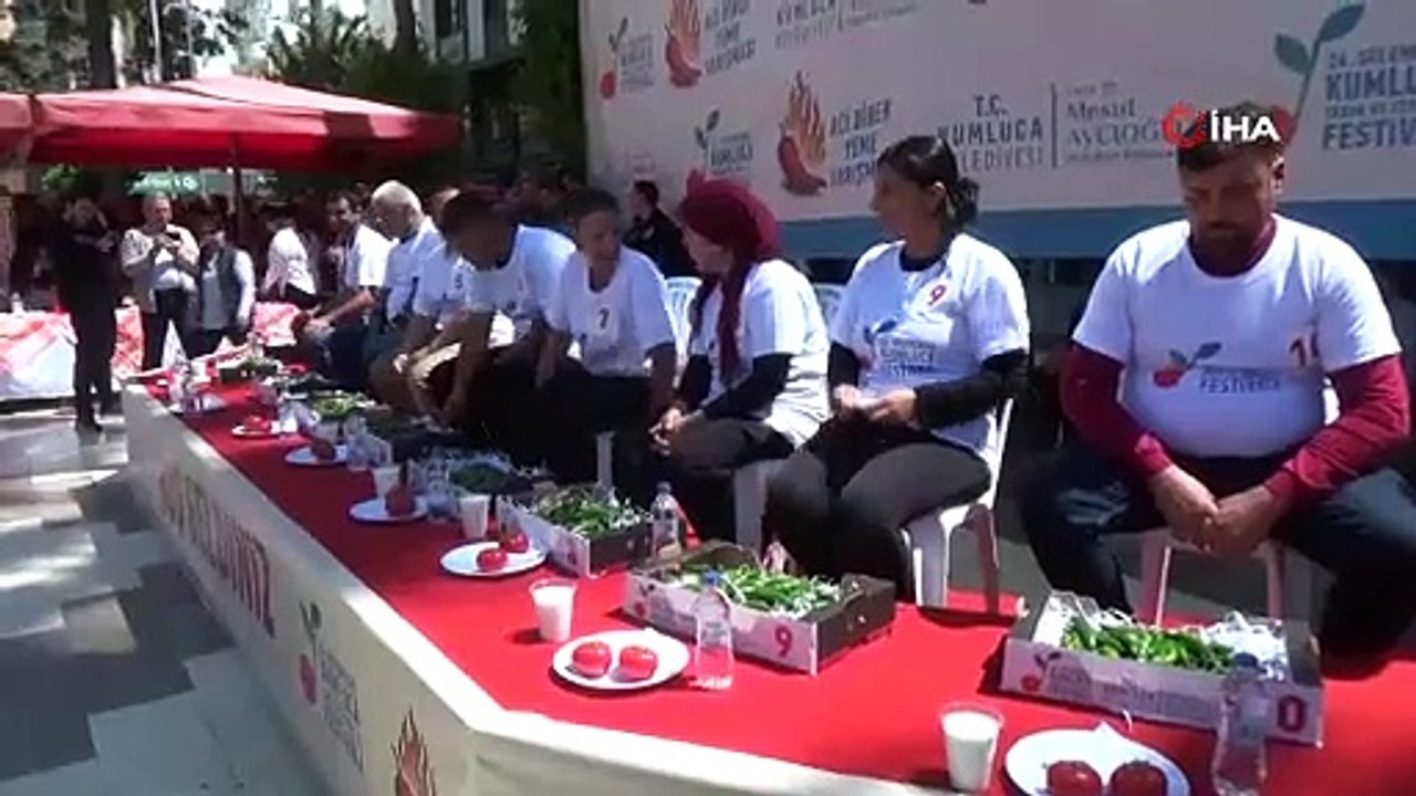Acı biber yarışında 3 dakikada 398 gram acı biber yedi