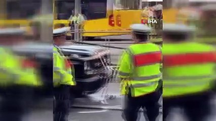 Araç kalabalığa daldı; çok sayıda yaralı var!