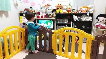 アニメそれいけアンパンマン(バイキンマンと親子丼ちゃん)を見る2歳児男の子（発達障がい（知的障害）-自閉性スペクトラム症）は撮影するパパに気づくもまたお話の世界へ全集中する♪