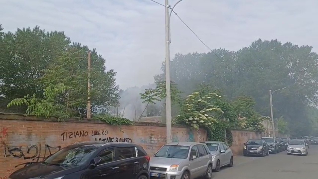 Bologna, il video delle Aldini Valeriani evacuate per il fumo dell'incendio: «Aria irrespirabile»
