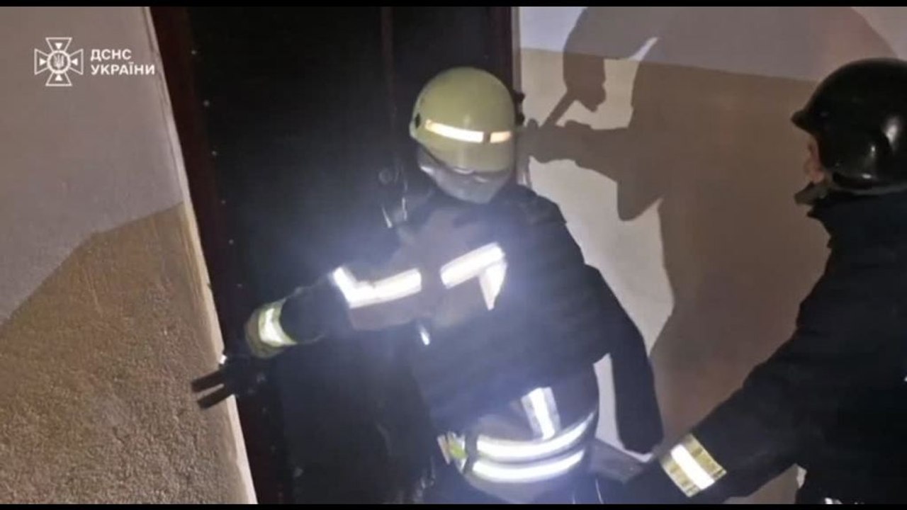 Ucraina, pompieri al lavoro dopo attacco di droni russi a Kharkiv