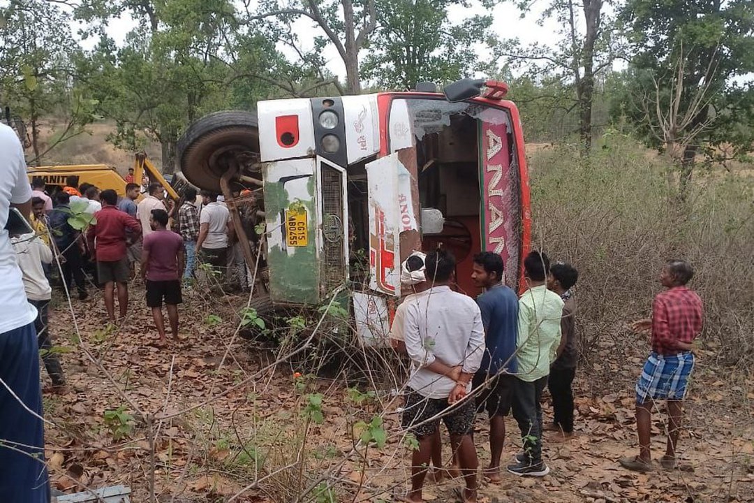 Bus accident: Video: यात्रियों से भरी बस पलटी, मच गई चीख-पुकार, आधा दर्जन घायल, दबे 2 यात्रियों को जेसीबी से निकाला गया बाहर