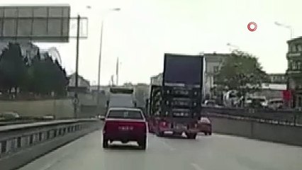 Kapağı açık unutulan kamyon köprüye böyle çarptı!