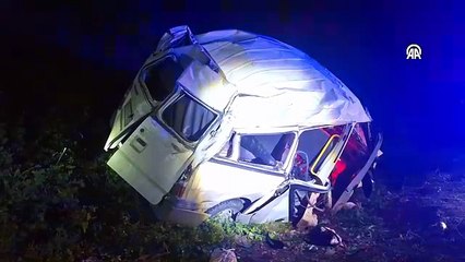 Direksiyon hakimiyetini kaybeden minibüs şarampole devrildi : 1 ölü, 4 yaralı