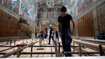 Instalan las mesas y la estufa en la Capilla Sixtina antes del cónclave del 7 de mayo