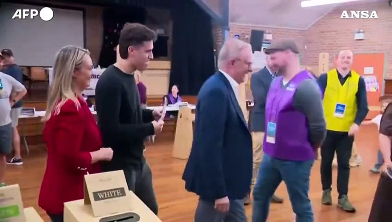 Australia al voto, ai seggi il primo ministro Albanese e... i bagnanti