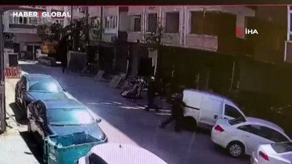 Facia anı: Bahçelievler'de boşaltılan binanın balkonu artçı depremde böyle yıkıldı!