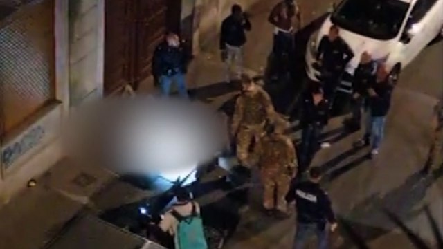 Omicidio a Torino, due uomini a terra e l'intervento della polizia