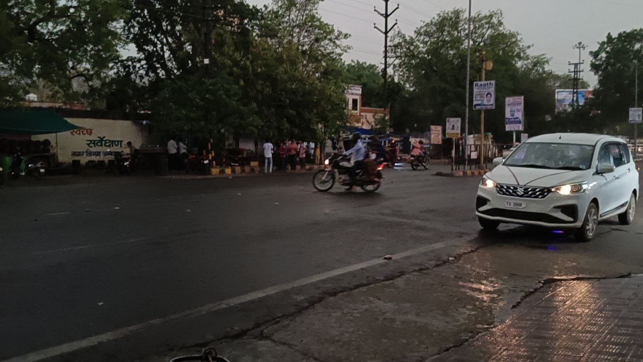 धूल भरी आंधी के बाद हुई बारिश, गर्मी से लोगो को...