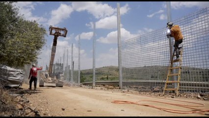 Israele erige una recinzione attorno a un villaggio palestinese