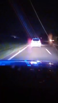 Suspeitos lançam óleo contra viatura da PRF durante fuga com veículo carregado de maconha no Paraná; vídeo