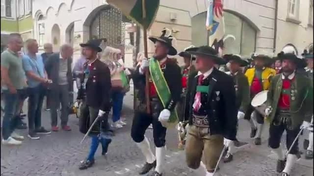 Cappelli piumati, costume tradizionale e armi cerimoniali: il corteo degli Schützen a Bolzano