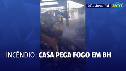 Casa pega fogo em BH