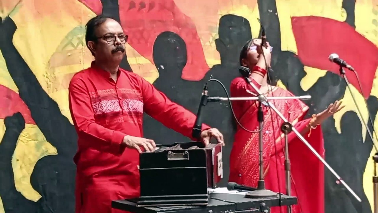 উদীচী শিল্পগোষ্ঠী মহান মে দিবসে শ্রমিক অধিকার আদেয়ে গান