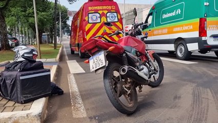 Mulher fica ferida após escorregar em mancha de óleo e cair de moto no Centro de Cascavel