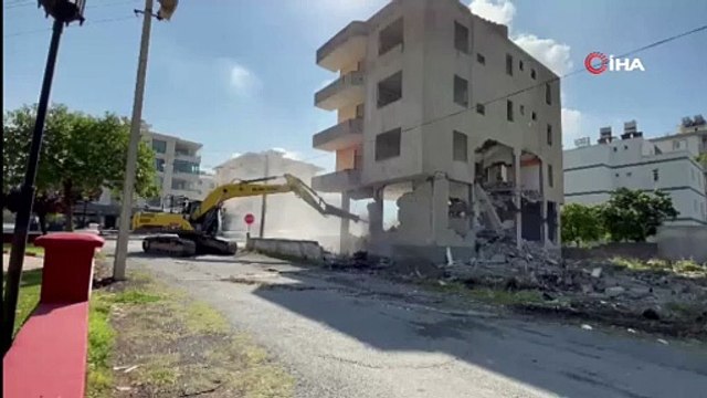 Ağır hasarlı bina saniyeler içinde yerle bir oldu