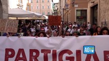Ascoli Piceno, mille in corteo per la fornaia identificata: «L’Italia è una repubblica antifascista»