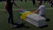 وداع خاص بطريقة غريبة في إيطاليا 🇮🇹  أحضروا نعش صديقهم المتوفي وجعلوه يسجل هدفه الأخير بالملعب الذي كان يلعب فيه 💔⚽